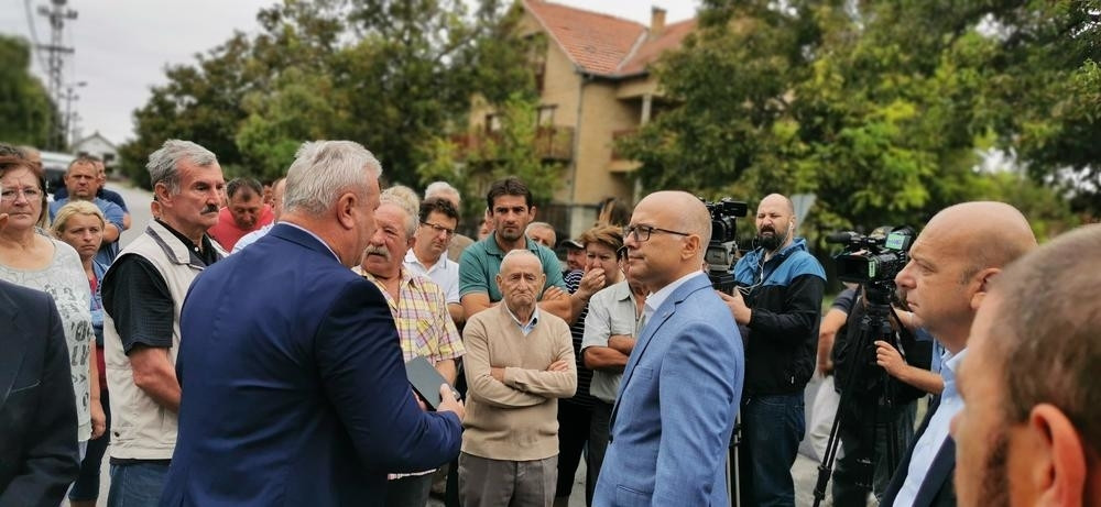 Miloš Vučević obišao radove na asfaltiranju ulice u novosadskom naselju Kovilj (FOTO)