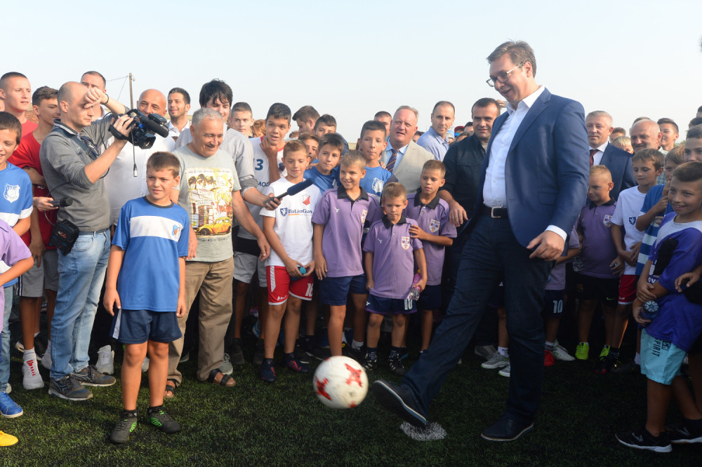 Vučić u Leskovcu šutirao na gol! Mališani nisu mogli da se dogovore ko će da brani! Rezultat - potpuno neočekivan (FOTO)