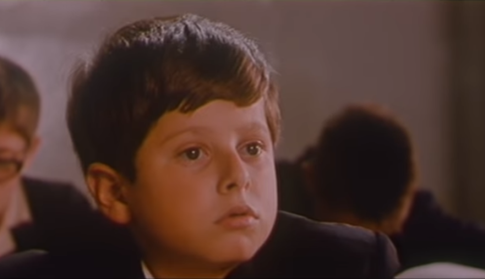 Sećate li se malog Zorana iz kultnog filma "Tito i ja"? Od tada se nije pojavljivao na malim ekranima, a danas izgleda sasvim drugačije! (FOTO)