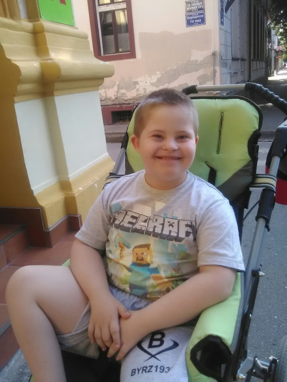 Majka Dejana se sprema da tuži opštinu: "Plakao je ceo dan gledajući decu sa rančevima..." (FOTO)