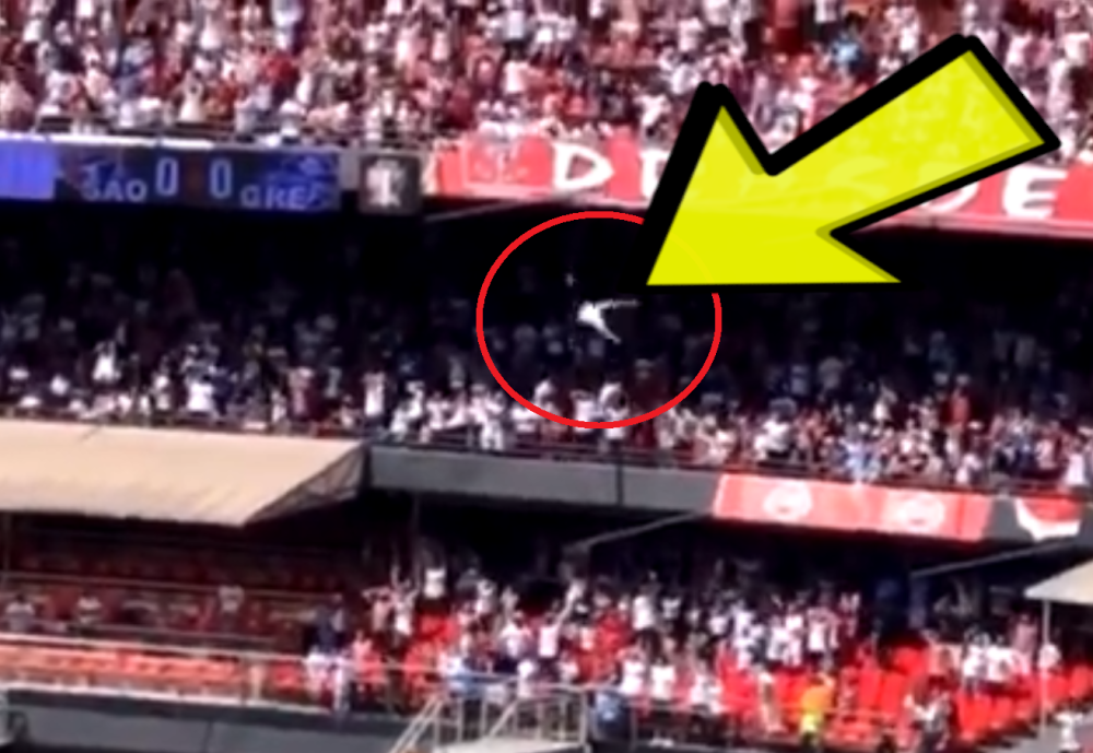 Želeo da se popne na ogradu i pao sa tribine! Užasno stradanje, povredio i devojčicu (VIDEO)