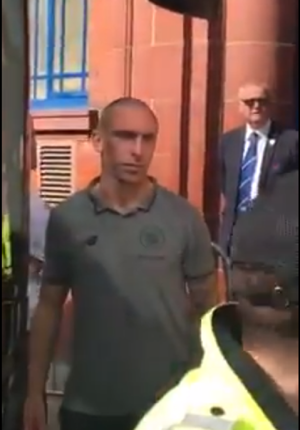 Fudbaleru Seltika sestra preminula od raka, a navijač Rendžersa mu dobacio - "Kako je ona?" (VIDEO)