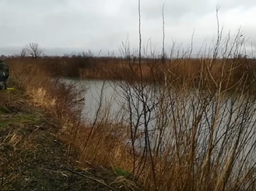 Policija pronašla mrtvu ženu u kanalu pored puta