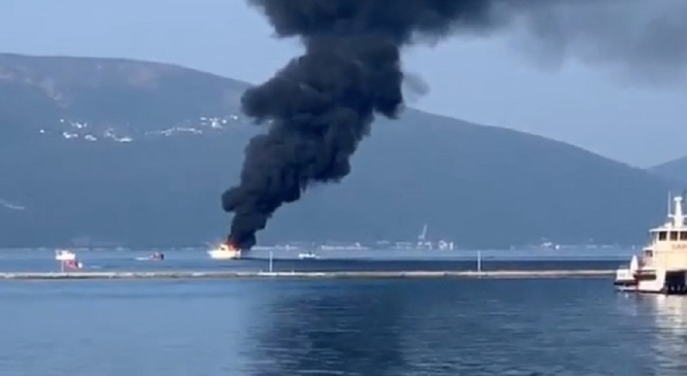 Stigli vodeni topovi, gori u Porto Montenegru! (FOTO)