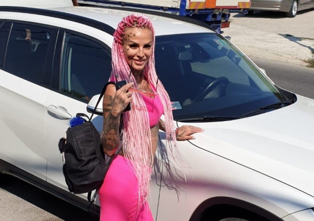 Jelena Krunić pokazala gole grudi prvog jutra u Zadruzi! (18+)