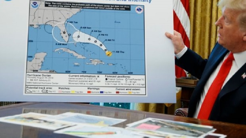 Trampu je neko dao skroz pogrešnu mapu! Totalna misterija u Ovalnoj sobi! (HIT FOTO)