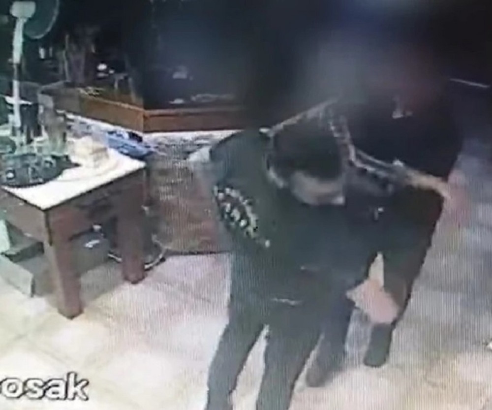 Nakon šamaranja u Obrenovcu, oglasila se žena koja je prebila konobara (22): Izgovorio je tu gadost, mogu baba da mu budem! (VIDEO)