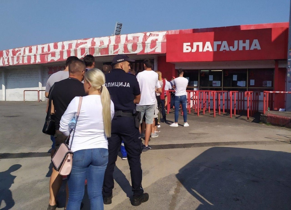 Policija opkolila stadion! (FOTO)