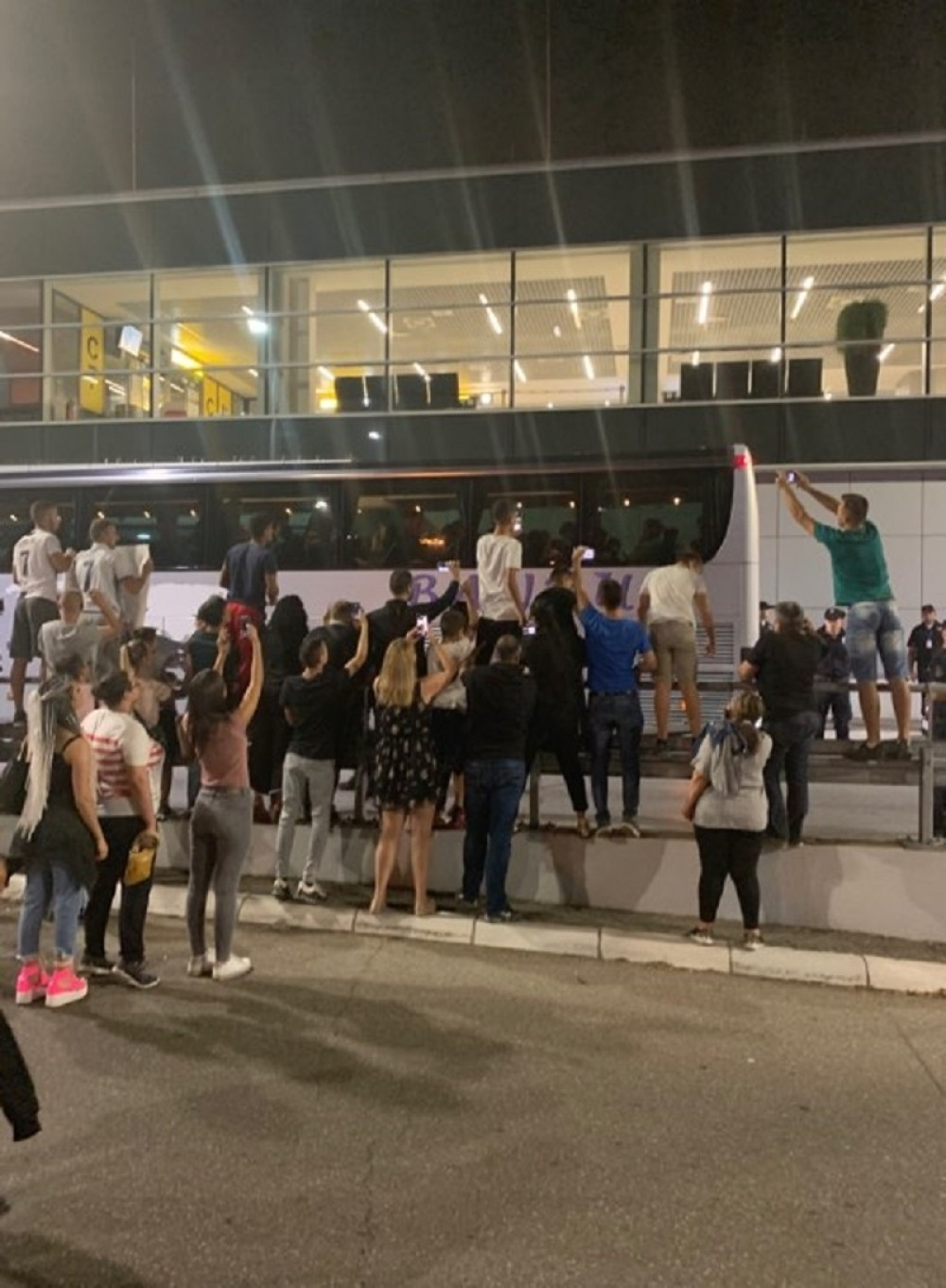 Ronaldo rastužio srca srpskih mališana! Plač njegovih fanova odjekuje aerodromom! (FOTO + VIDEO)