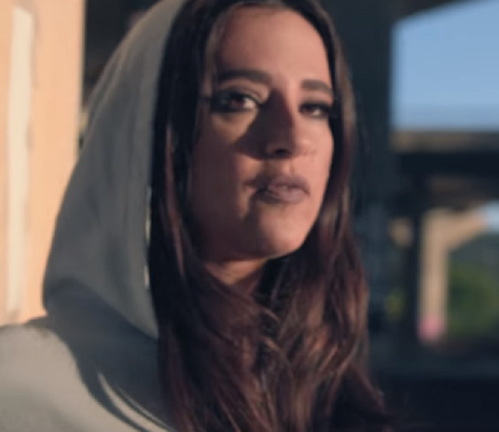 Srpska pevačica izvadila levu si*u i podojila odraslog muškarca! Skandal decenije! (FOTO)