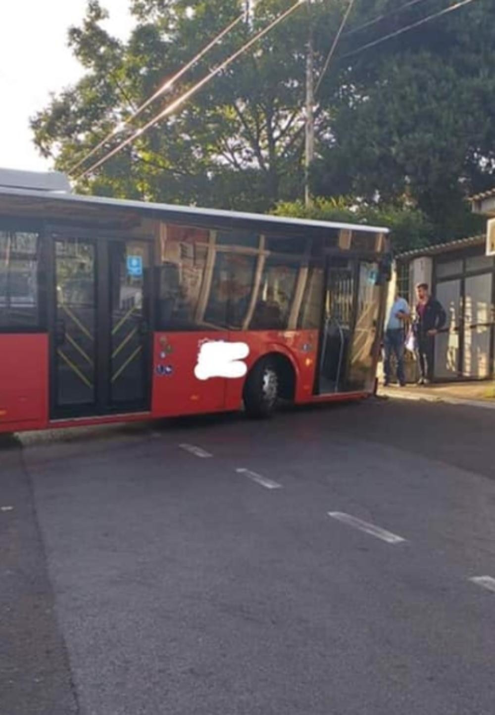 Autobus 77 se zakucao u stub, ljudi bežali da sačuvaju živote! Horor na Zvezdari! (FOTO)