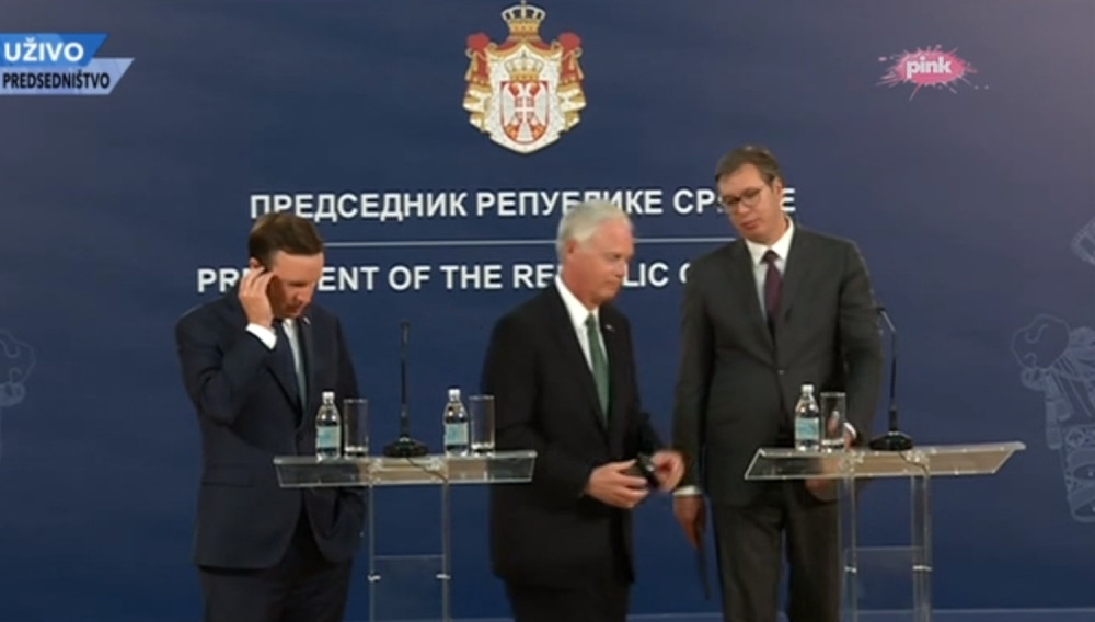 Vučić iznervirano Amerikancima pokazao rukom! Napustio govornicu, šok na konferenciji za novinare! (FOTO)