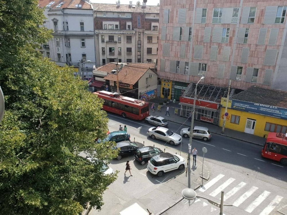 Sveštenika usred Beograda zadesila nesreća! Građani prilazili, ali nisu mogli da pomognu!