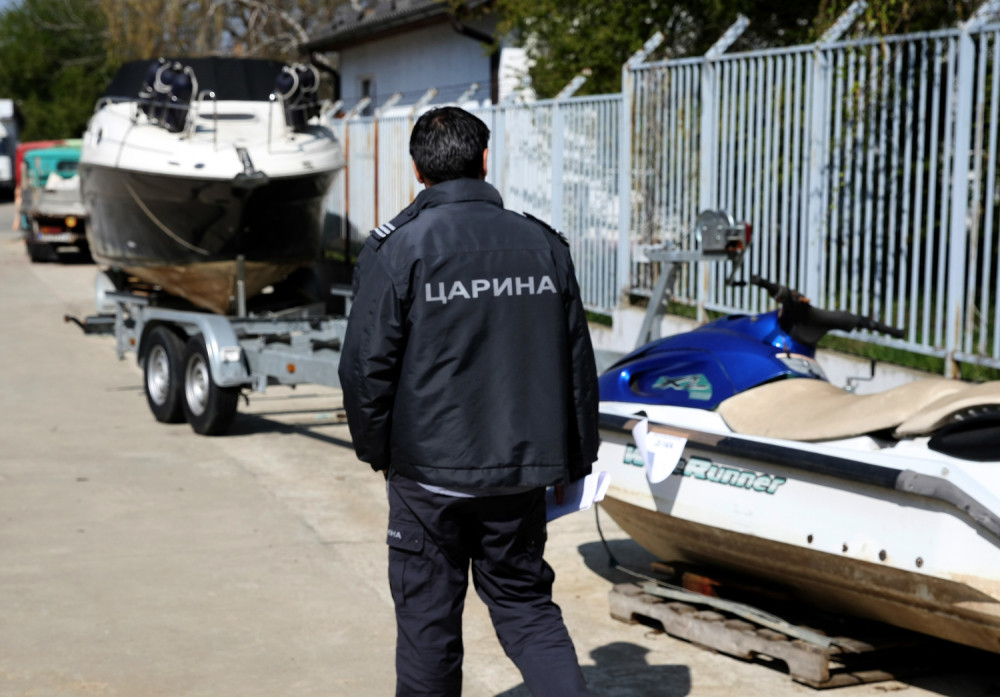 Carinicima rekao da nema ništa da prijavi, kada su mu otvorili gepek počeo je da bunca!