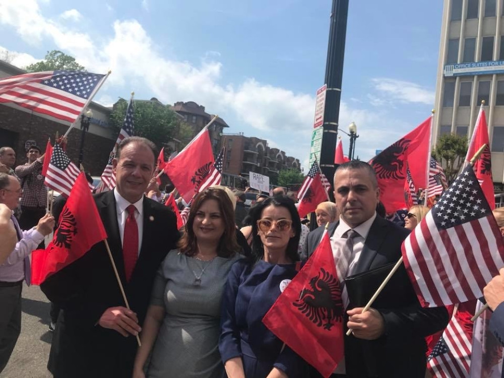 On je glavni lobista lažne države Kosovo, u SAD vuče konce zla! Sarađivao sa mafijom, sada bočnim vezama kroji sudbinu Prištine!