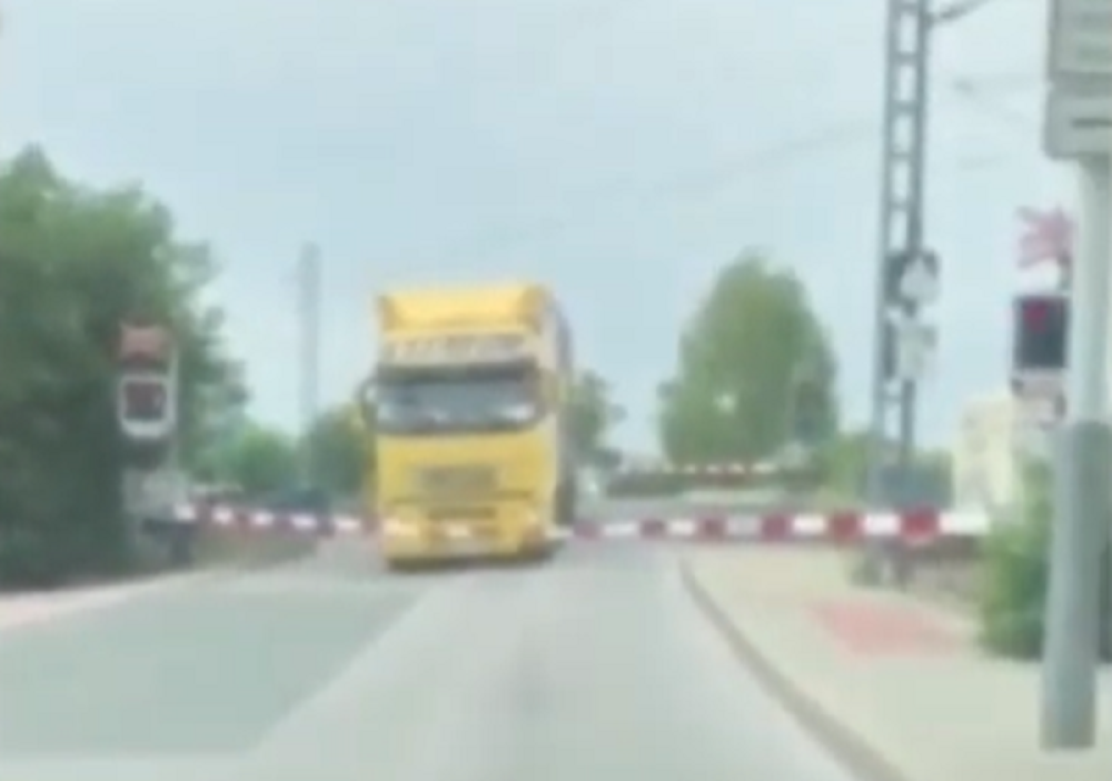 Voz razneo srpski kamion koji je bio zarobljen između dve rampe! (VIDEO)