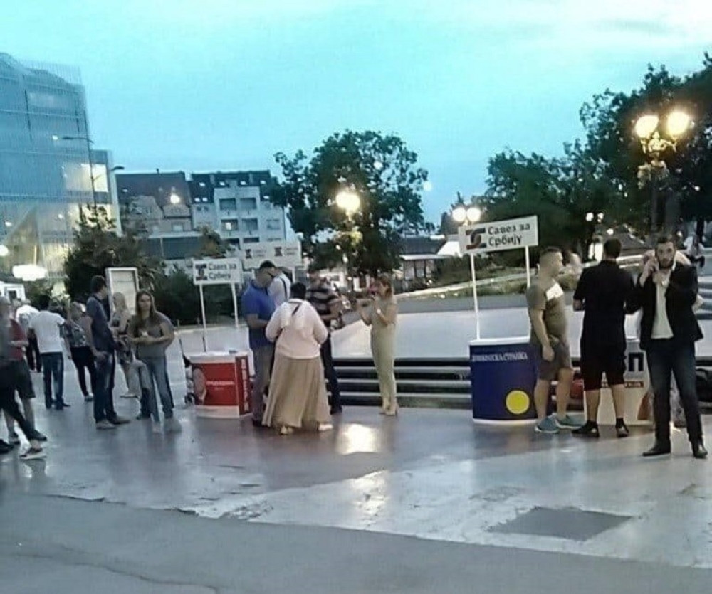 Kakve hiljade i milioni pristalica! Jedva 15 Đilasovih opozicionara došlo na skup u Novom Sadu! (FOTO)