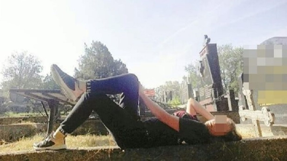 Devojka pozirala na grobu bez blama, ljudi osuli drvlje i kamenje na nju!