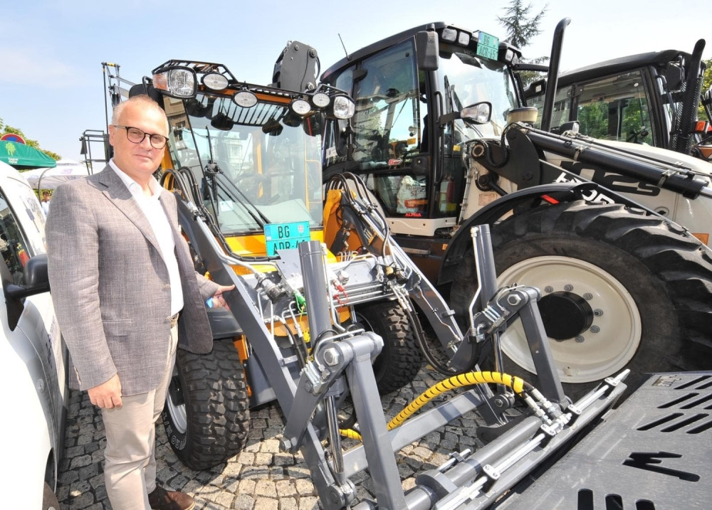 Vesić: Ovo je istorijski dan i momenat da se kaže hvala radnicima iz komunalnog sistema!