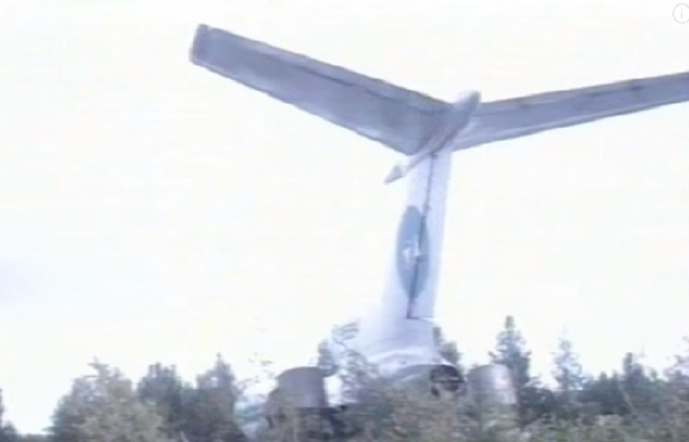 Sve putnike premestili u gornji deo aviona, pa krenuli da sleću, pista bila prekratka! (FOTO, VIDEO)