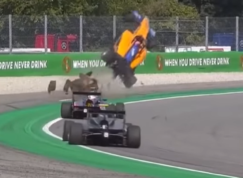 Stravična nesreća na stazi, vozač LETEO nekoliko METARA u vazduh! (VIDEO)