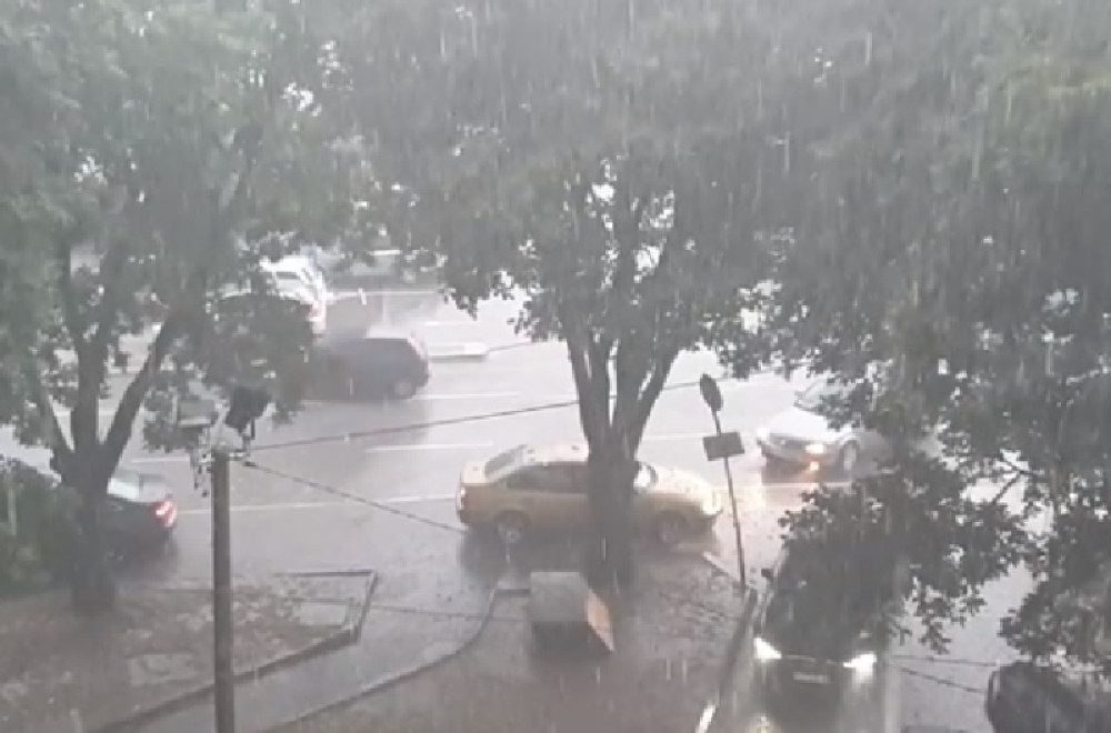 Kugle leda se sručile na Užice! Ljudima poplavile kuće (VIDEO)