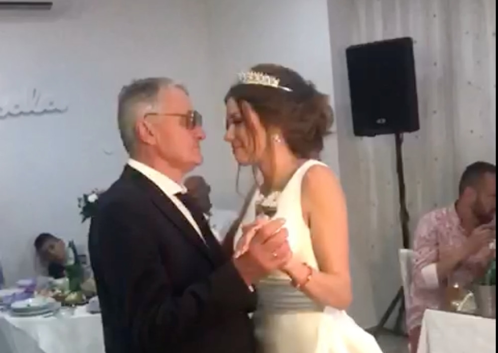 Mladenački ples Milijane i Milojka! Uz ovu pesmu su plesali golupčići, Božić je stisao i izljubio! (VIDEO)