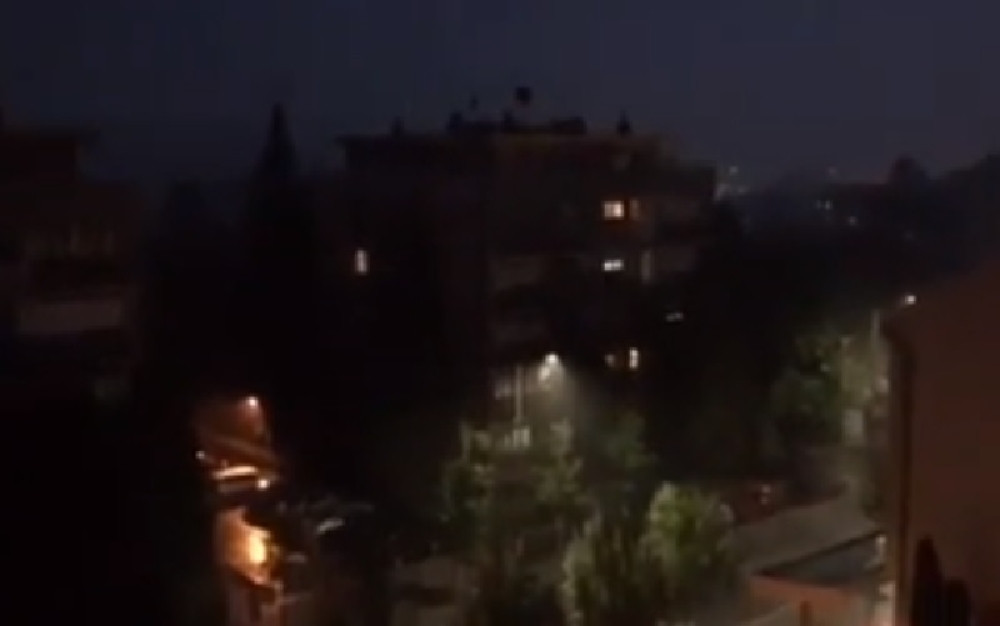 Pocrnelo nad gradom, nebo seku munje! Zvuk je jeziv (VIDEO)