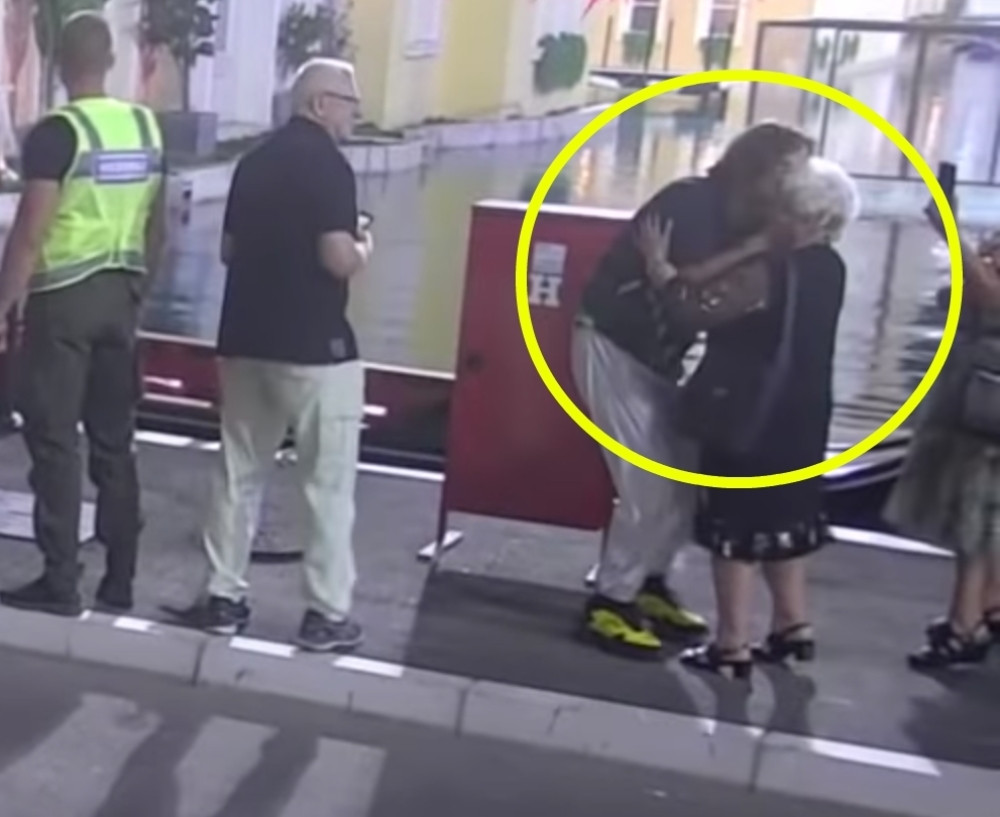 Sinoć je u "Zadrugu" ušla majka Željka Mitrovića! Nikada je nismo videli u javnosti, a ovako izgleda! (VIDEO)