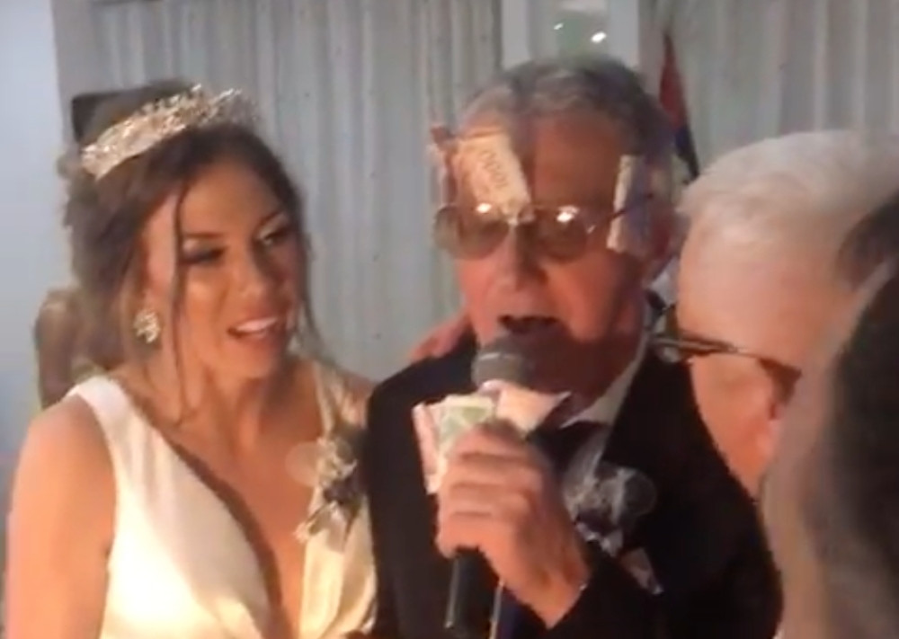 Pijana je prišla pred svim gostima i udarila Milojka u čelo! Božiću se zamantalo u glavi! (VIDEO)