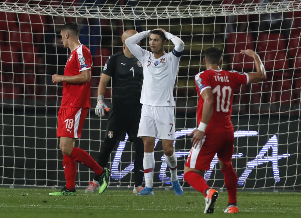 Navijači Srbije provociraju Ronalda povicima "MESI, MESI"! (VIDEO)