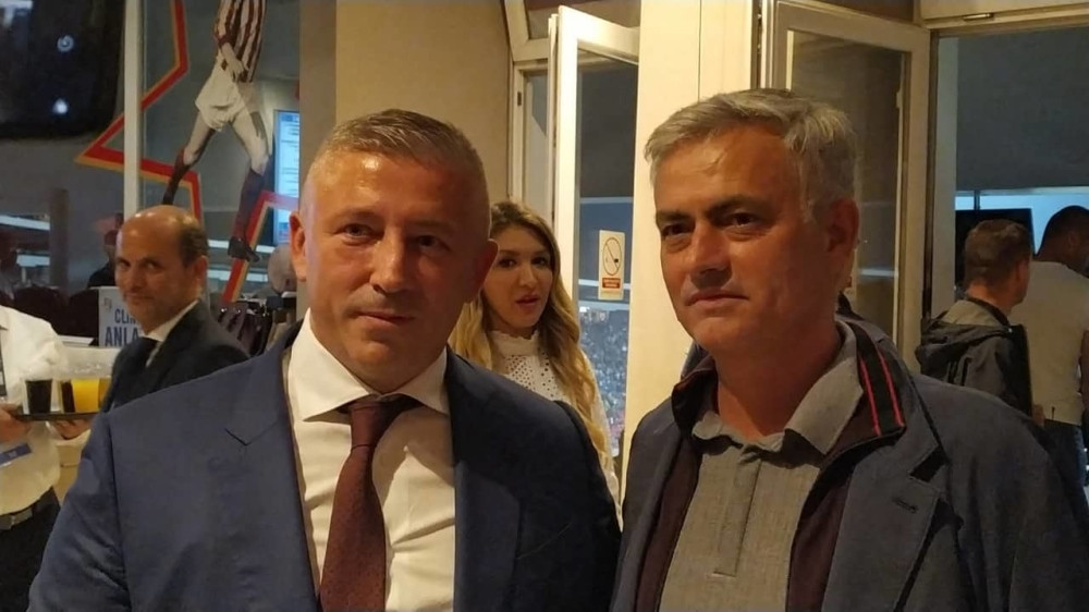 Portugalac se u VIP loži srdačno pozdravio sa Kokezom i prijateljima srpskog fudbala! (VIDEO + FOTO)