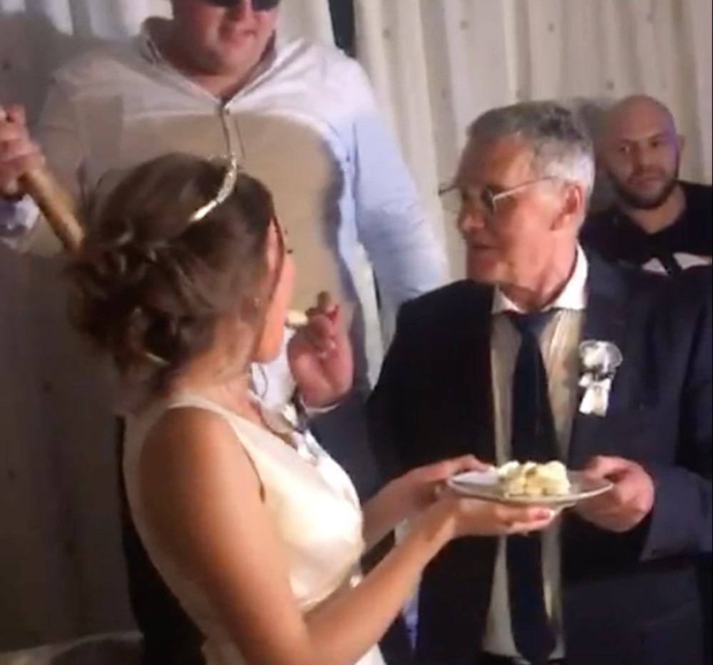 Stigla glamurozna mladenačka torta! Milojko i Milijana hranili jedno drugo, gosti u ŠOKU! (VIDEO)