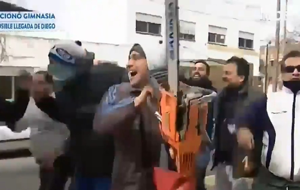 Argentinski navijači proslavili povratak Maradone u argentinski fudbal sa MOTORNOM TESTEROM! (VIDEO)