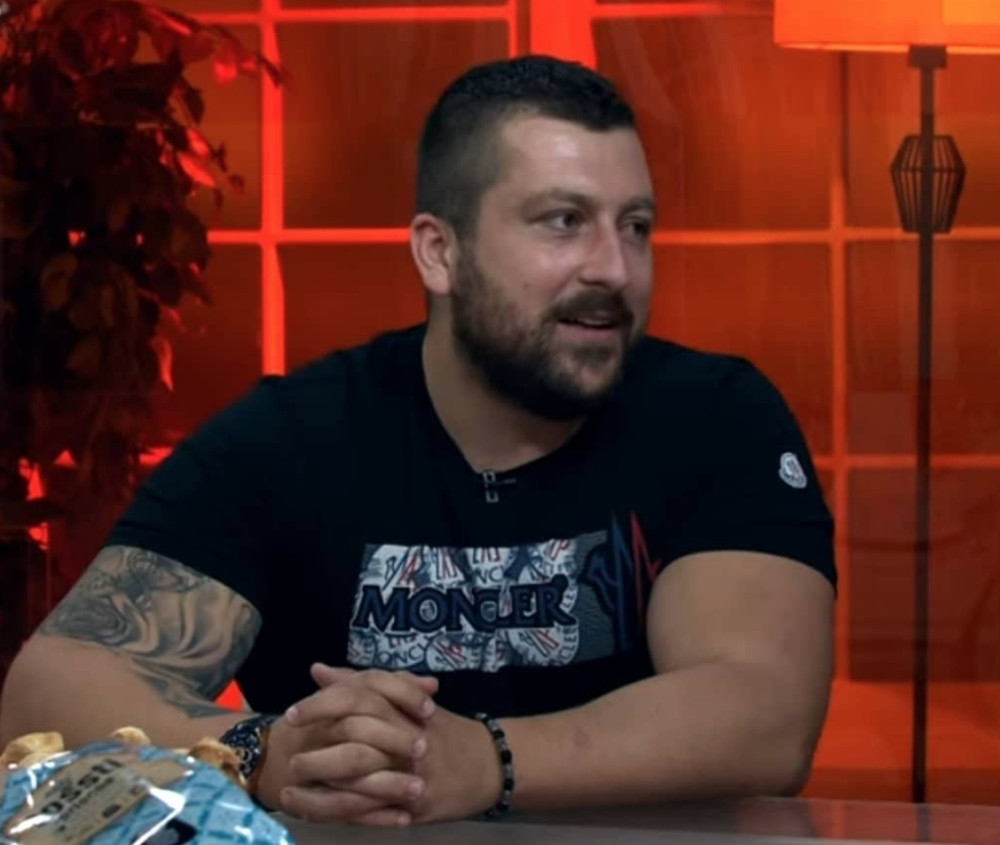 Mladen napokon pronašao pravu devojku? Zagrlio atraktivnu plavušu i ne pušta je! (FOTO)