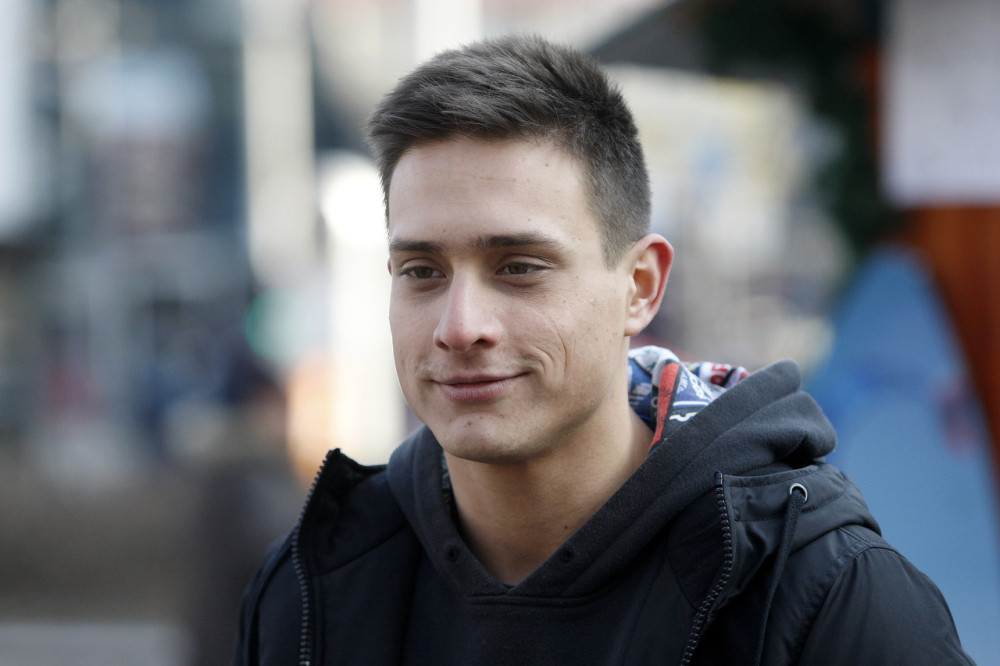 Uhvatili smo najpopularnijeg mladog glumca u kupovini! Devojke će ostati oduševljene kad čuju šta je pazario! (FOTO)