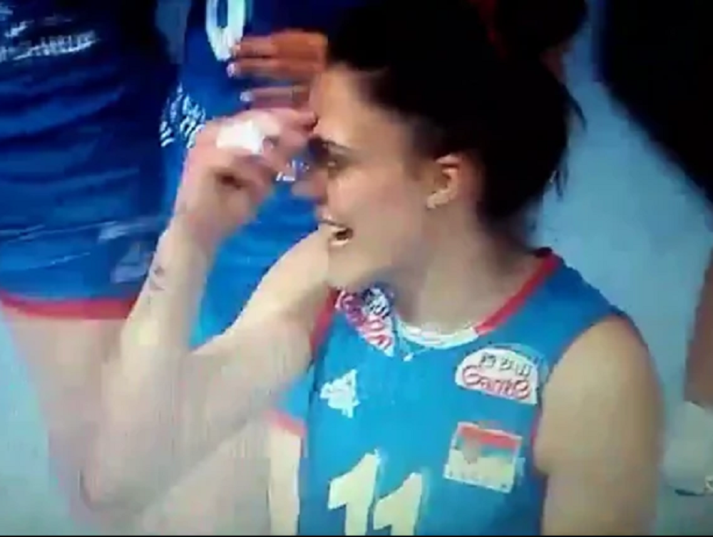 Pravoslavno se prekrstila, u hali - nezapamćene reakcije! Ponosna Srpkinja, ništa je ne zanima (VIDEO)