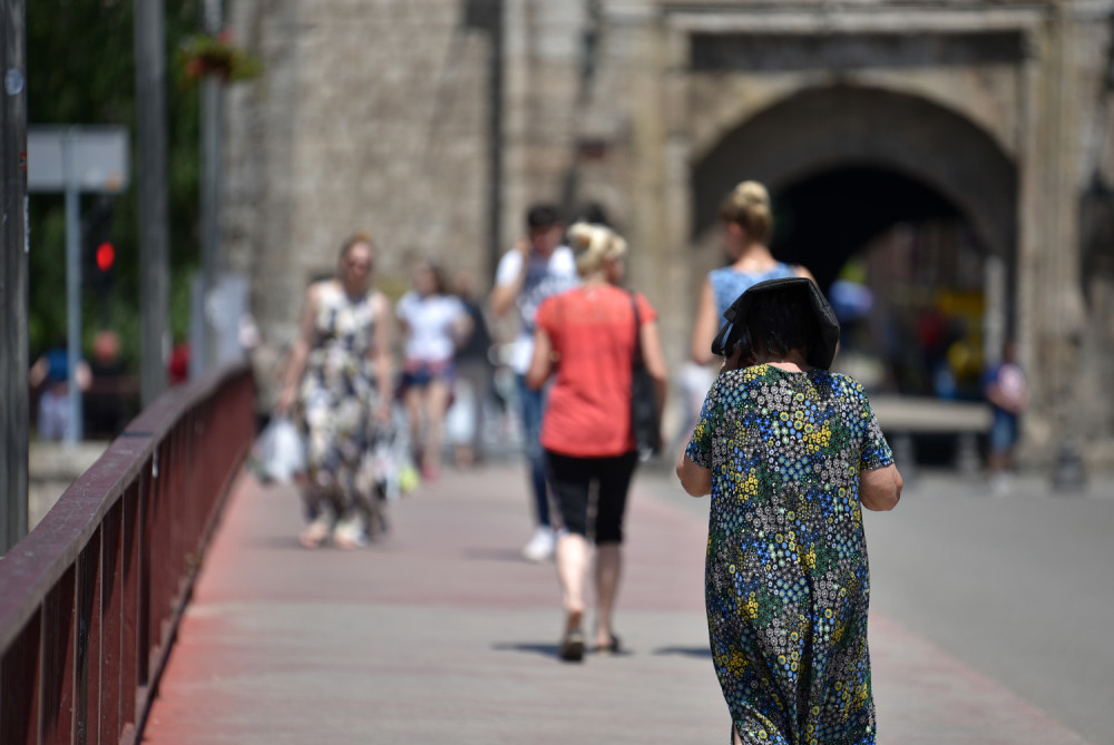 Onda je nastalo krvoproliće! Gomila njih ju je napala! Gazili su je bez milosti! (VIDEO)