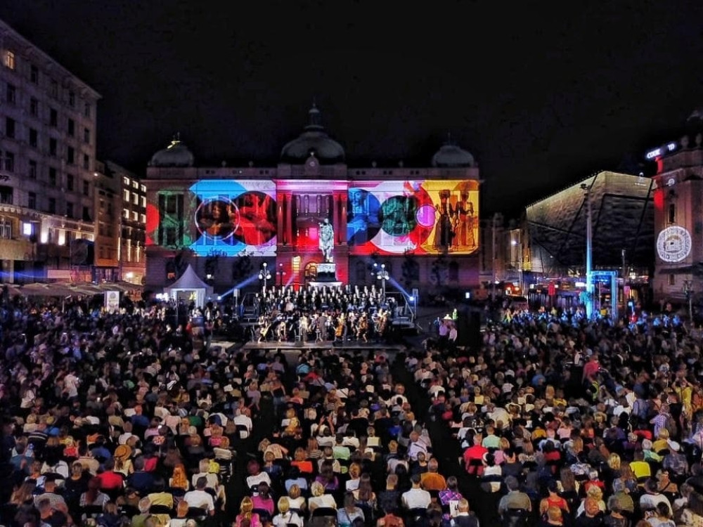 Spektakularni Gala koncert umetnika Narodnog pozorišta održan na Trgu Republike (FOTO)