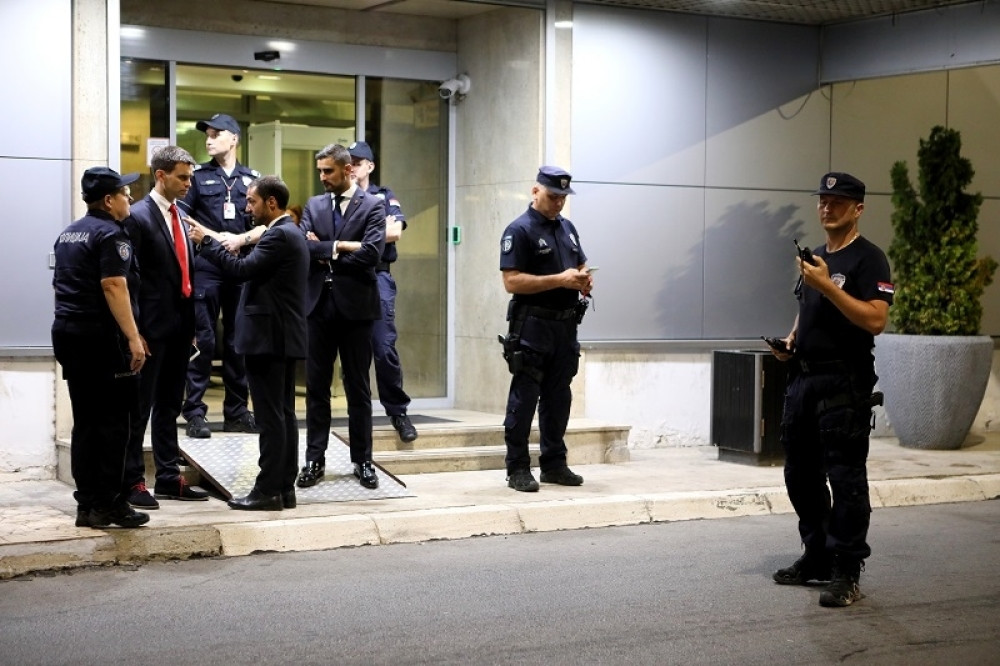 Devojčica videla sestru kako plače, pa zvala kuću, otac uleteo na čas i krenuo na učiteljicu: Skinuću ti glavu!