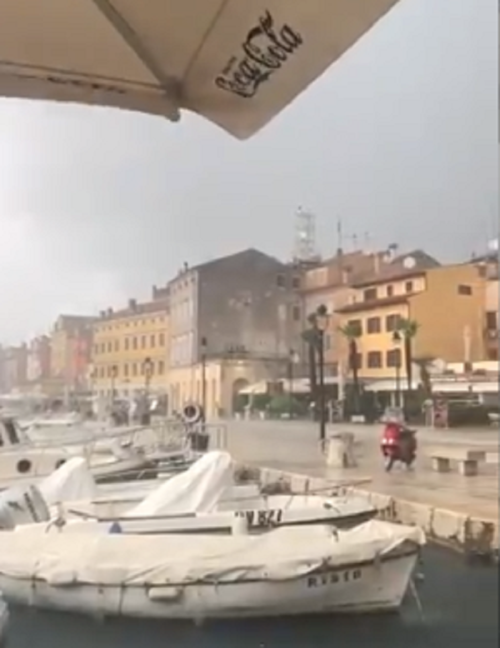 Omiljeno letovalište Srba na udaru pijavica sa gradom! Nevreme tutnji, kiša lije bez prestanka!