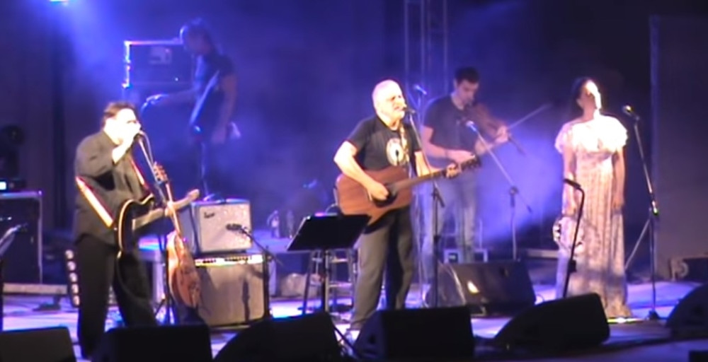 Iznenada preminuo grčki pevač čije pesme smo obožavali da slušamo na letovanju! (FOTO)