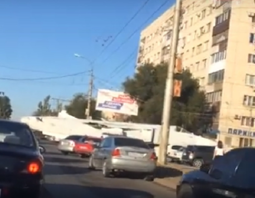 Borbeni avion blokirao raskrsnicu, građani izlazili iz automobila da ovo snime (VIDEO)