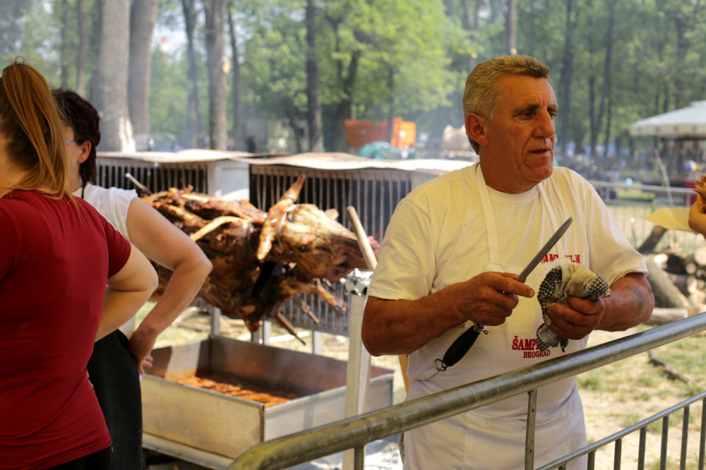 Srbina iz Slovenije ručak u Leskovcu papreno koštao! 5 pljeskavica platio 4.000 dinara, ali zbog jedne stavke je načisto odlepio!