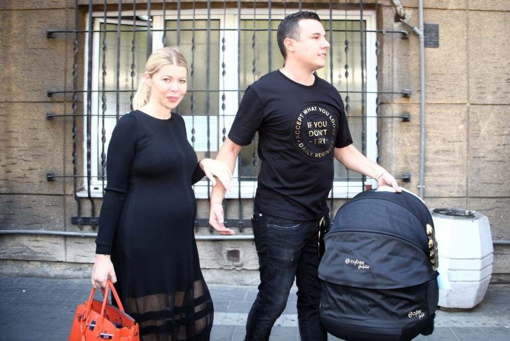 Danijela Karić i Ivan Mileusnić izveli sina iz bolnice, a zbog jedne stvari nije prestajala da plače!