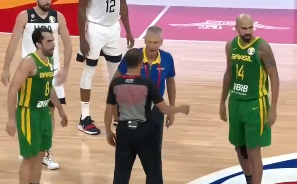 Petrović JURIO sudiju po terenu, igrači Brazila ga jedva obuzdali! (VIDEO)