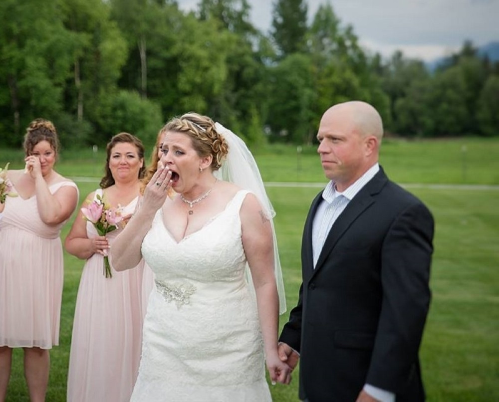 Ostavila prazno mesto za svog pokojnog sina, srušila se na zemlju kad je videla ko se pojavio! (FOTO)