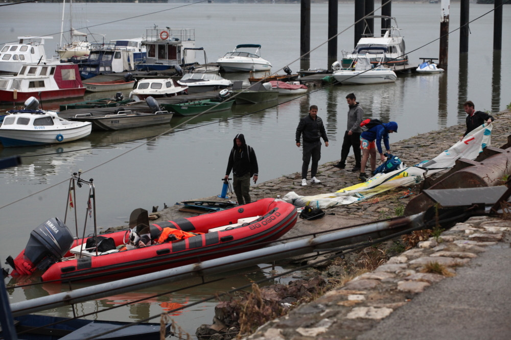 Prekrili ga platnom! Naš fotoreporter uslikao UZNEMIRUJUĆI DETALJ!