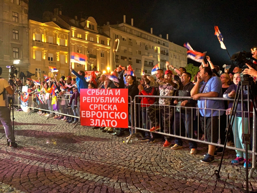 Šampionke Evrope dočekane ispred Skupštine, pred njima more ljudi! Zdušno otpevana srpska himna (VIDEO)
