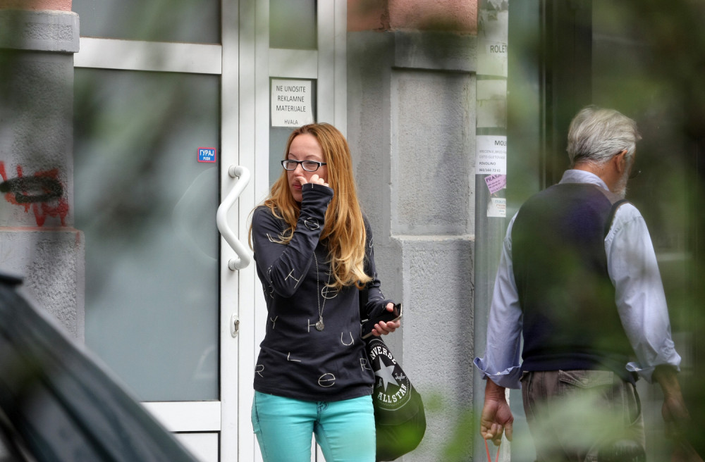 Kuburina žena uhvaćena kako razmenjuje nežnosti sa starijim muškarcem! O njenom komentaru bruji Srbija!